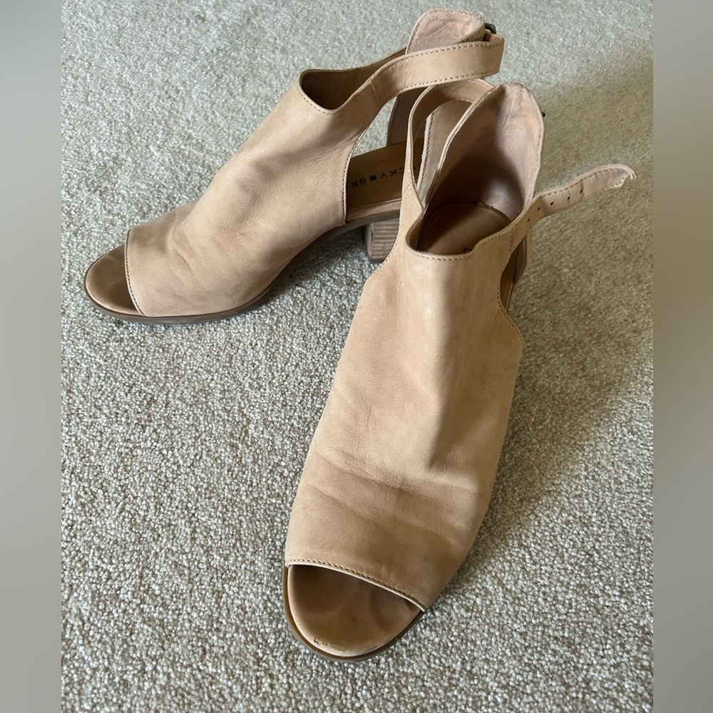 Women’s sandals